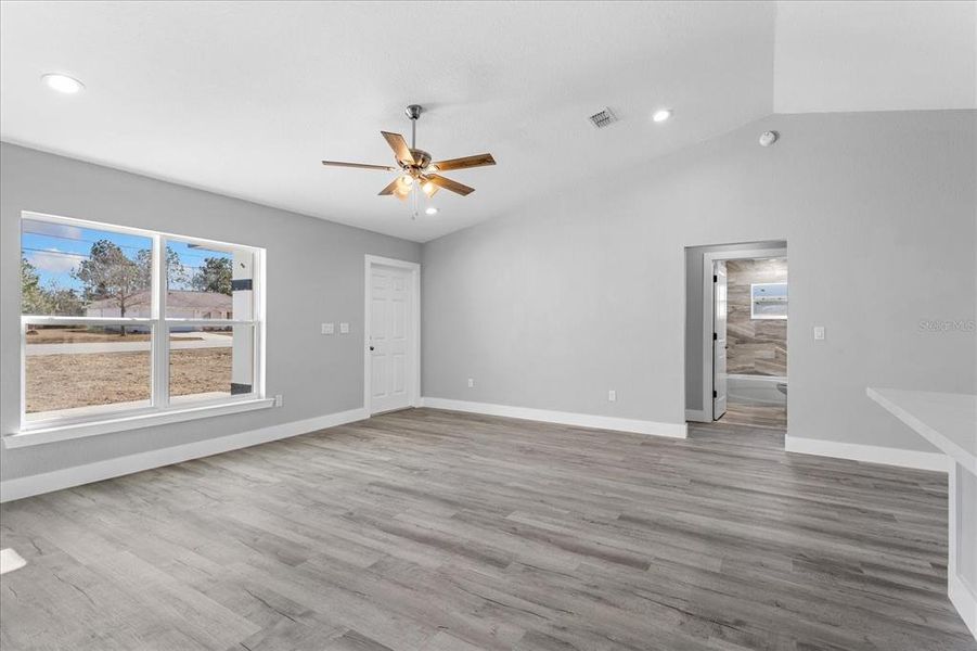 Spacious, unfurnished interior of a new home in , Ocala (Image 11).
