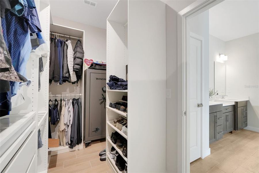 Furnished interior view inside a new home in , Clermont (Image 25).