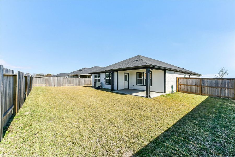 Exterior details and patio area of a home in Sunrise Cove, Texas City (Image 3).