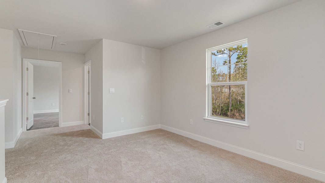 Spacious, unfurnished interior of a new home in The Preserve at Shaftesbury Glen, Conway (Image 12).
