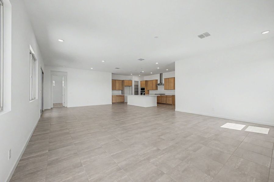 Spacious, unfurnished interior of a new home in Landmarke, San Tan Valley (Image 7).