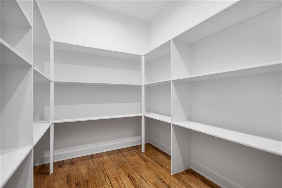 Spacious, unfurnished interior of a new home in , Mineola (Image 30).