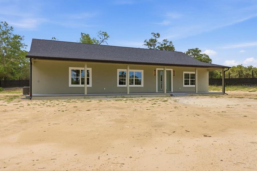 Exterior details and patio area of a home in , Dunnellon (Image 27).
