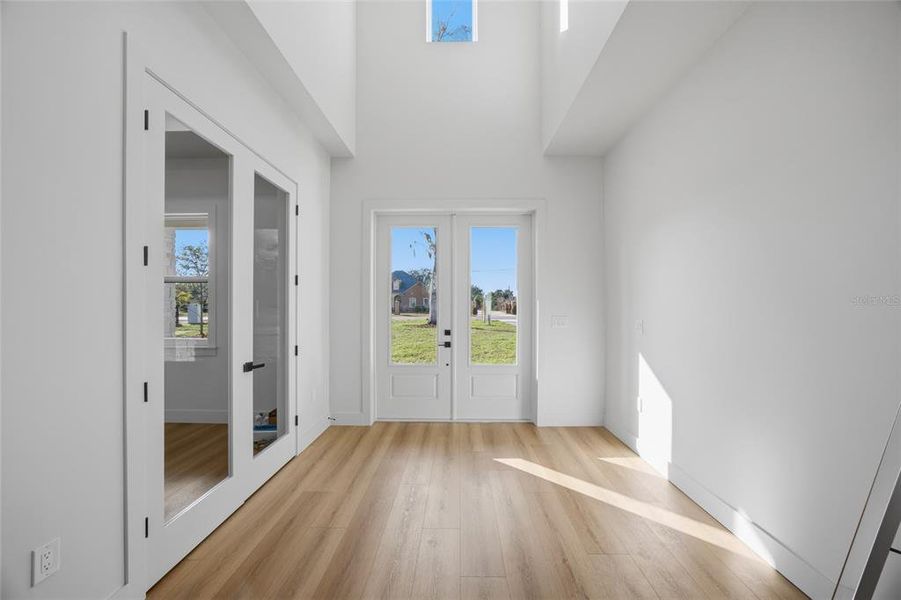 Spacious, unfurnished interior of a new home in , Plant City (Image 27).