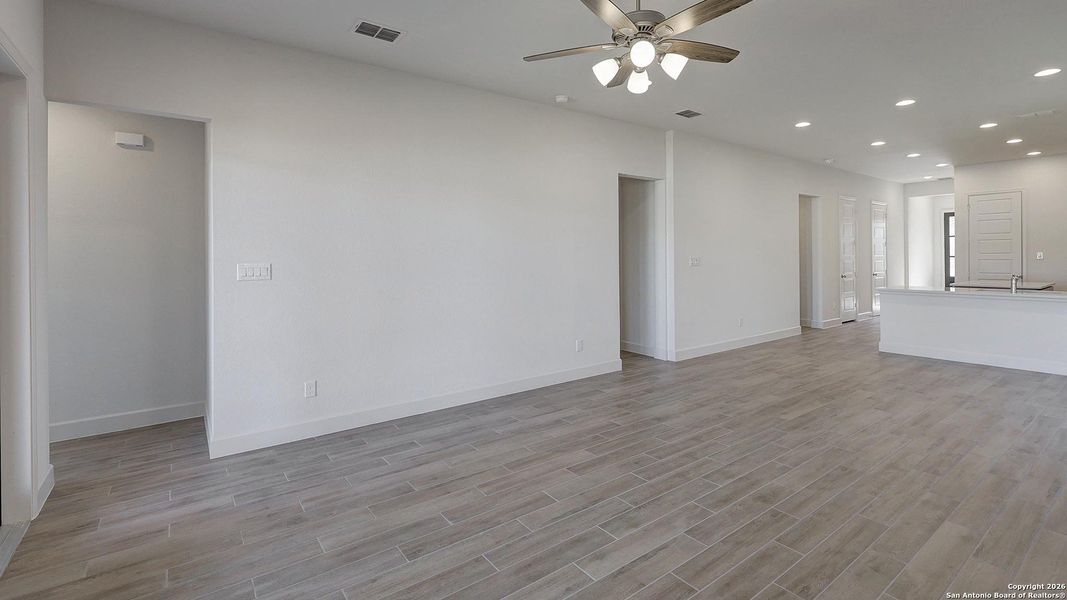 Spacious, unfurnished interior of a new home in Ladera 45', San Antonio (Image 20).