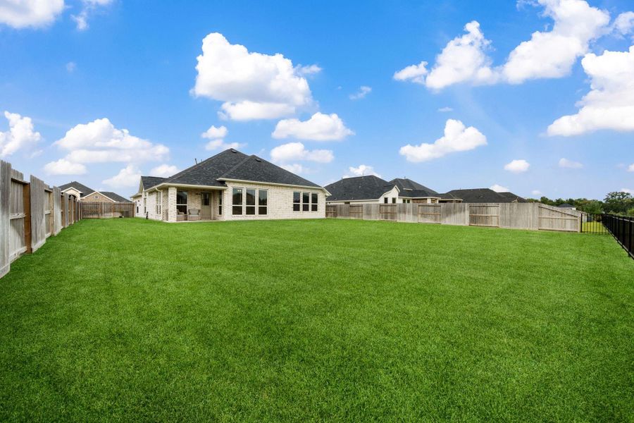 Exterior details and patio area of a home in Champions Forest 90', Mont Belvieu (Image 25).