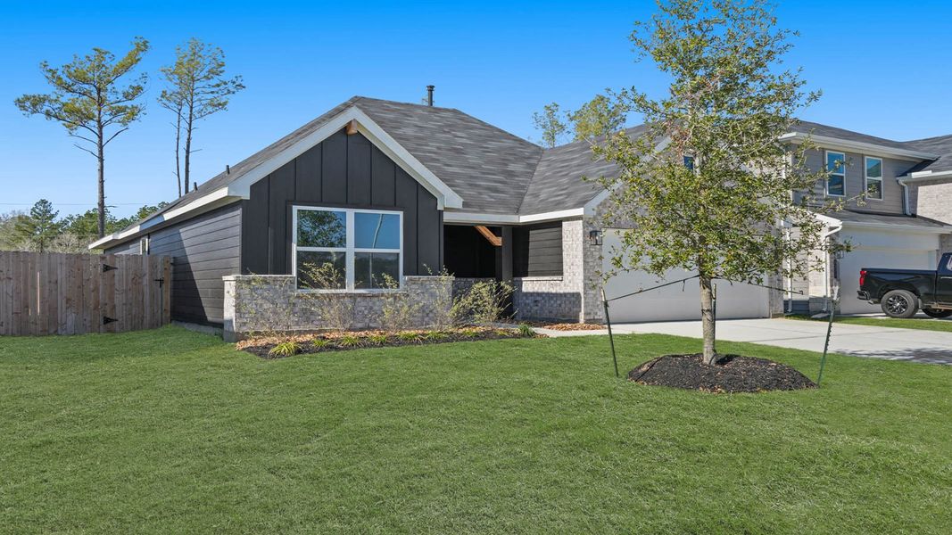Front exterior of a new home in Silverthorne, Conroe, TX, highlighting curb appeal (Image 15).