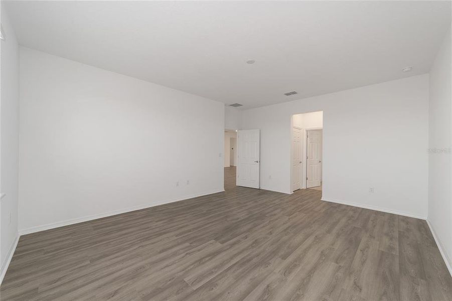 Spacious, unfurnished interior of a new home in Calesa Township, Ocala (Image 35).