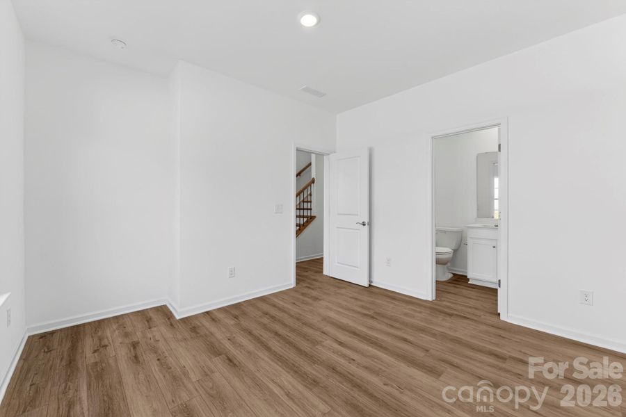 1sr floor guest room with ensuite bathroom