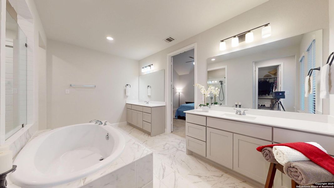 Furnished interior view inside a new home in Weston Oaks 55', San Antonio (Image 19).