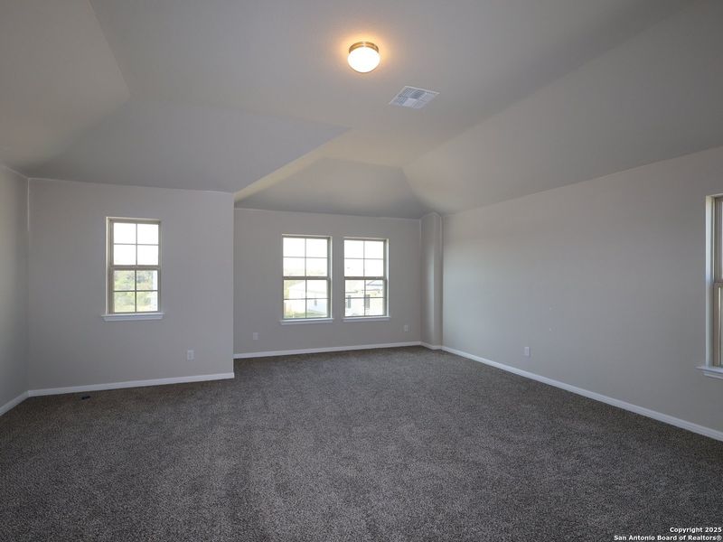 Spacious, unfurnished interior of a new home in Cinco Lakes, San Antonio (Image 19).