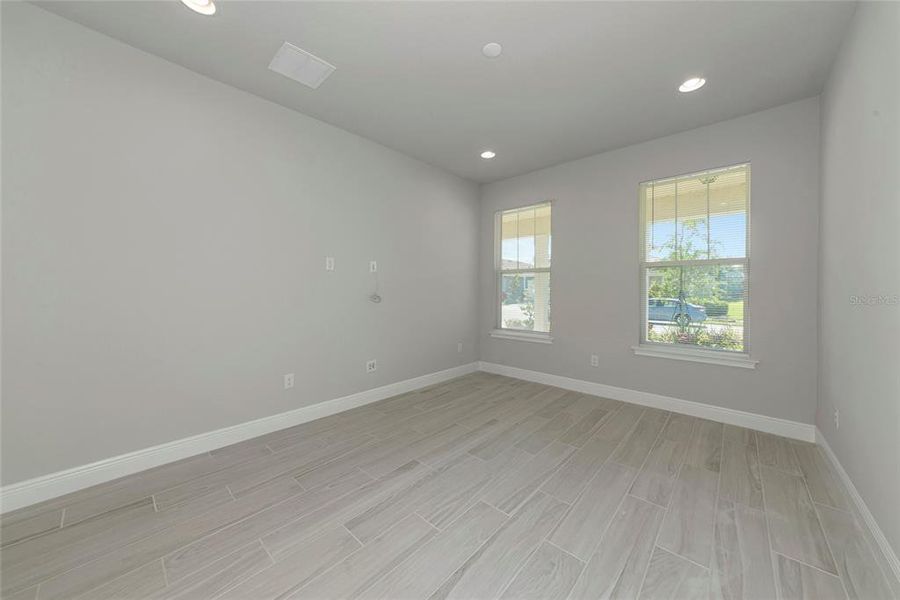 Spacious, unfurnished interior of a new home in , Sarasota (Image 16).
