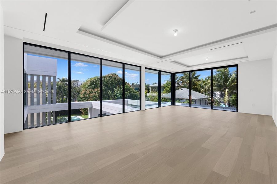 Spacious, unfurnished interior of a new home in , Miami Beach (Image 33).