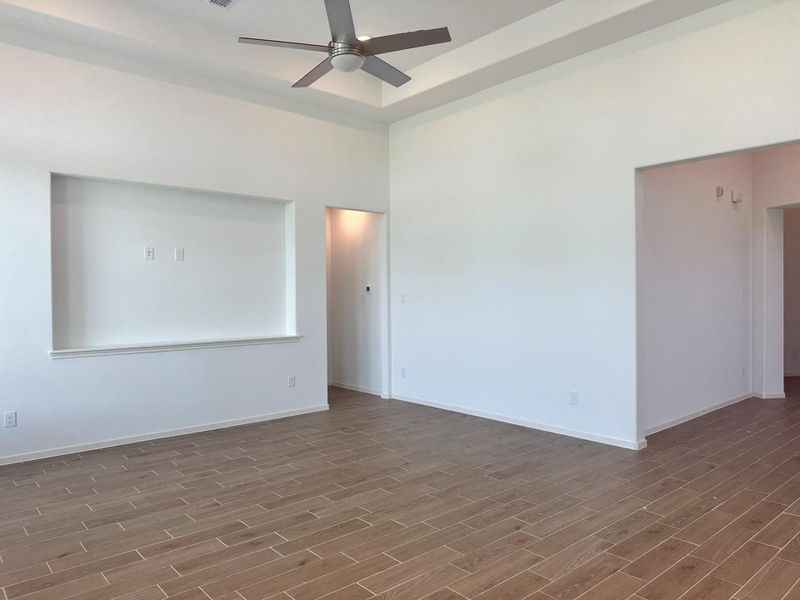 Spacious, unfurnished interior of a new home in Creekhaven, Iowa Colony (Image 14).