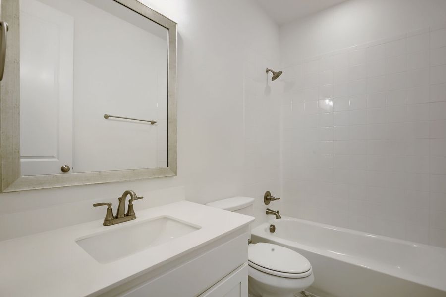 833 Stone Grove - Full Bathroom 833 Stone Grove - Full Bathroom