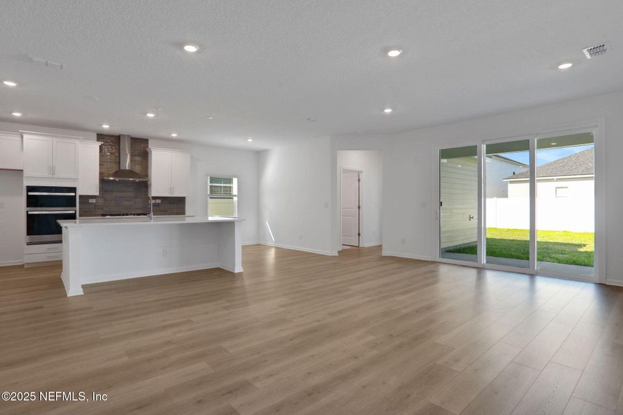 Spacious, unfurnished interior of a new home in Jennings Farm, Middleburg (Image 18).