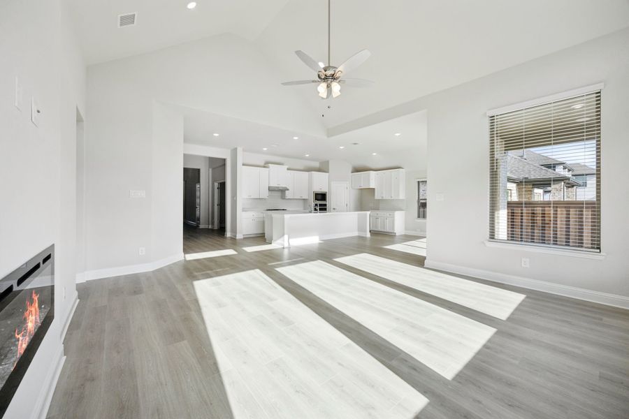 Spacious, unfurnished interior of a new home in Oaks of North Grove, Waxahachie (Image 15).