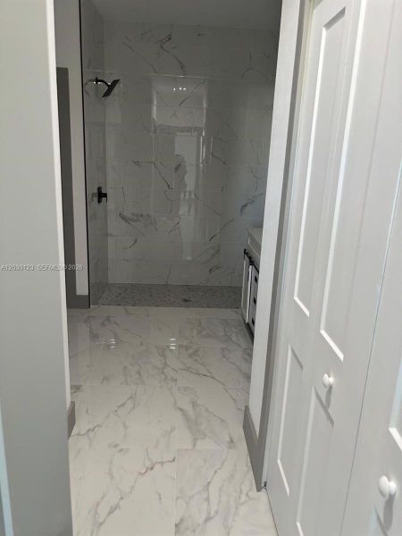 Spacious, unfurnished interior of a new home in , Cape Coral (Image 8).