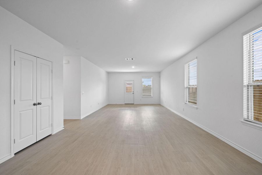 Spacious, unfurnished interior of a new home in River Ranch, Dayton (Image 8).