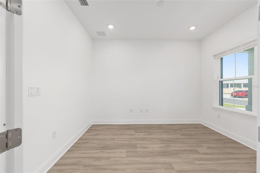 Spacious, unfurnished interior of a new home in , Ocala (Image 29).