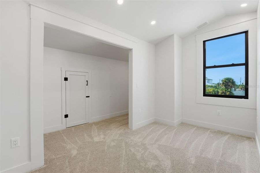 Spacious, unfurnished interior of a new home in , Englewood (Image 29).