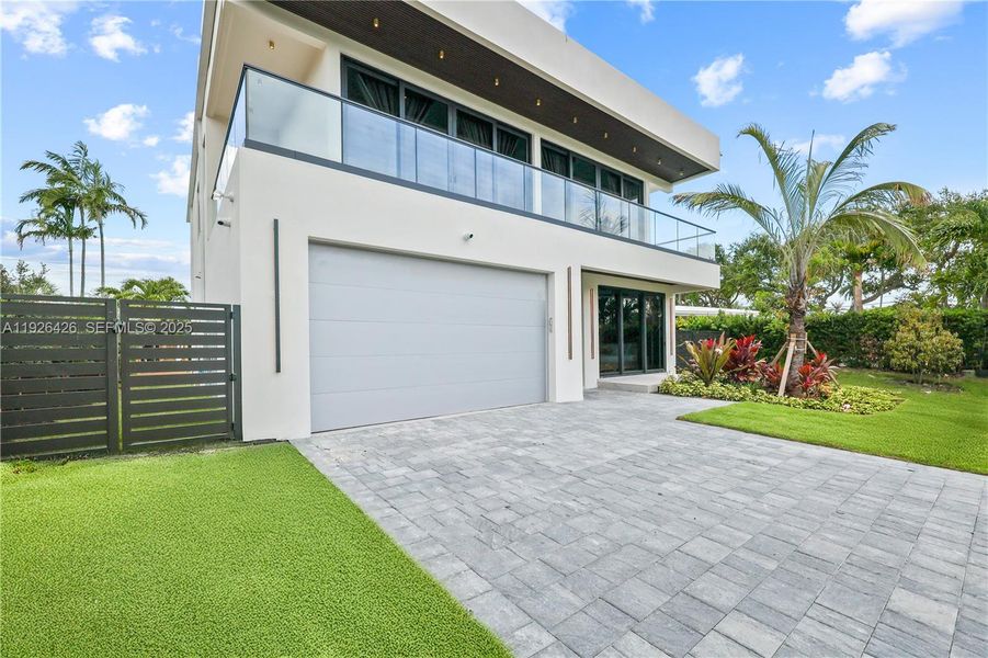 Exterior details and patio area of a home in , Fort Lauderdale (Image 37).