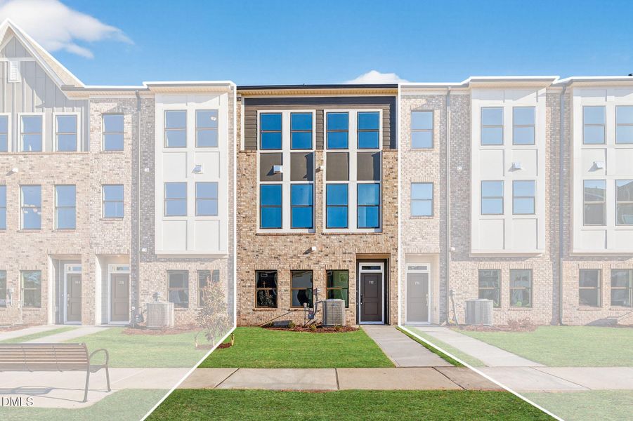 1-web-or-mls-DSC03023-Townhome Spotlight 1-web-or-mls-DSC03023-Townhome Spotlight