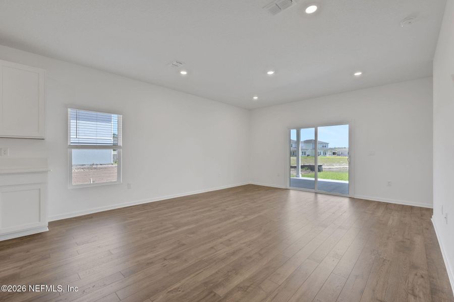 Spacious, unfurnished interior of a new home in Diamond Springs, Jacksonville (Image 32).