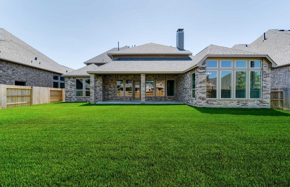 Exterior details and patio area of a home in Artavia 70′, Conroe (Image 3).