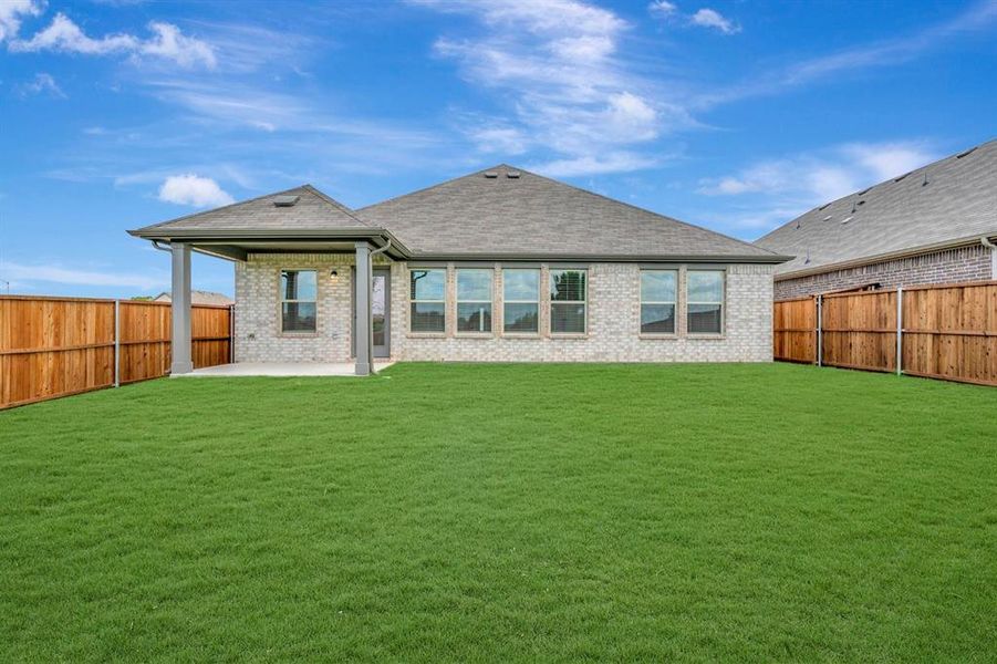 Exterior details and patio area of a home in Sanderos, Fort Worth (Image 24).