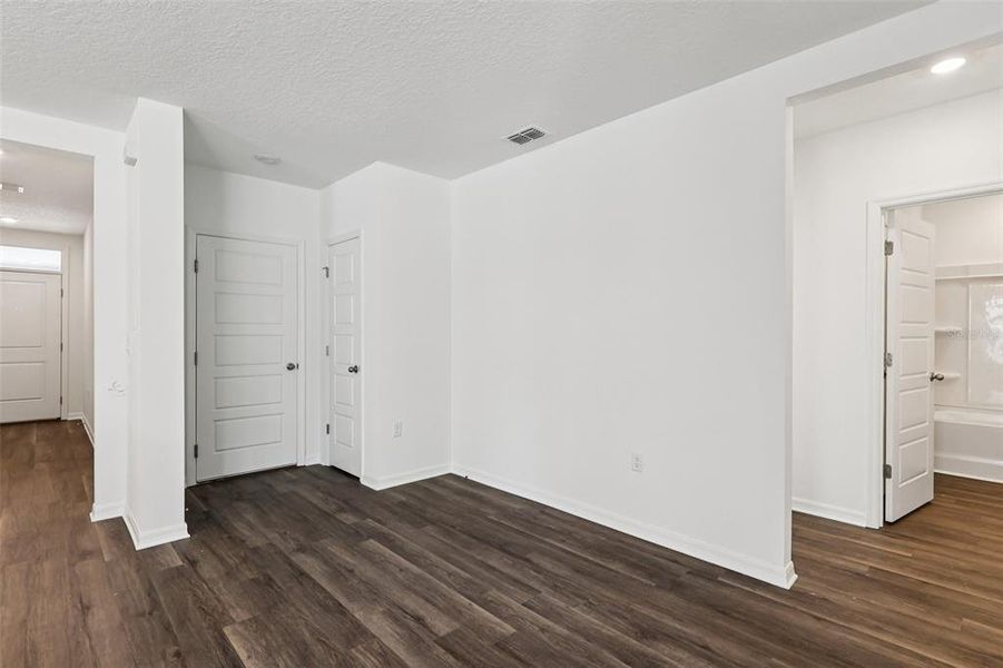 Spacious, unfurnished interior of a new home in Hamilton Bluff, Haines City (Image 30).