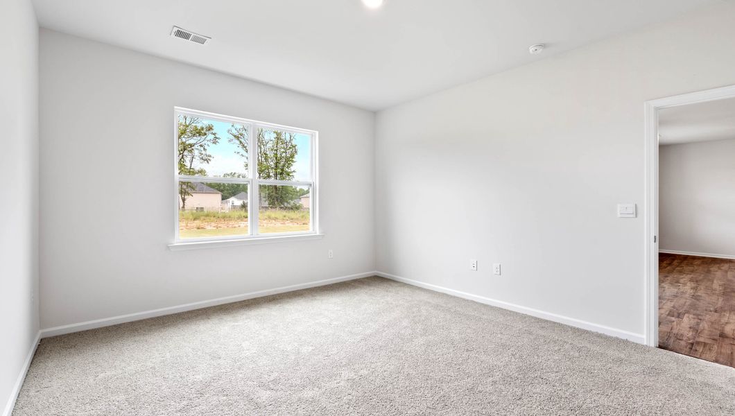 Spacious, unfurnished interior of a new home in Chestnut Ridge, Greenville (Image 18).