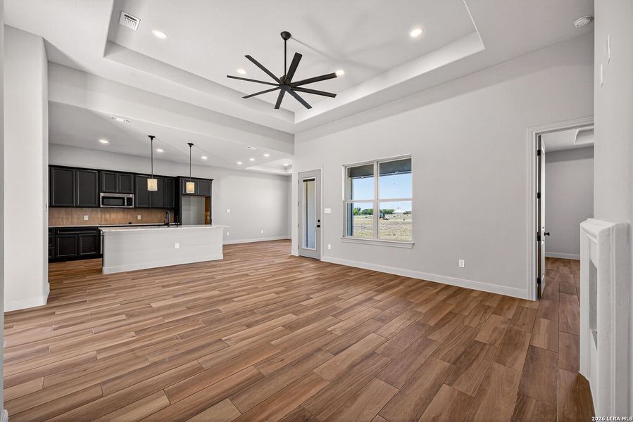 Spacious, unfurnished interior of a new home in Boehme Ranch, Castroville (Image 20).