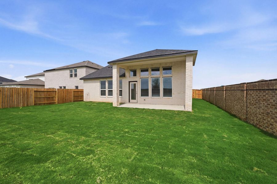 Exterior details and patio area of a home in Sunterra Lakes, Brookshire (Image 2).