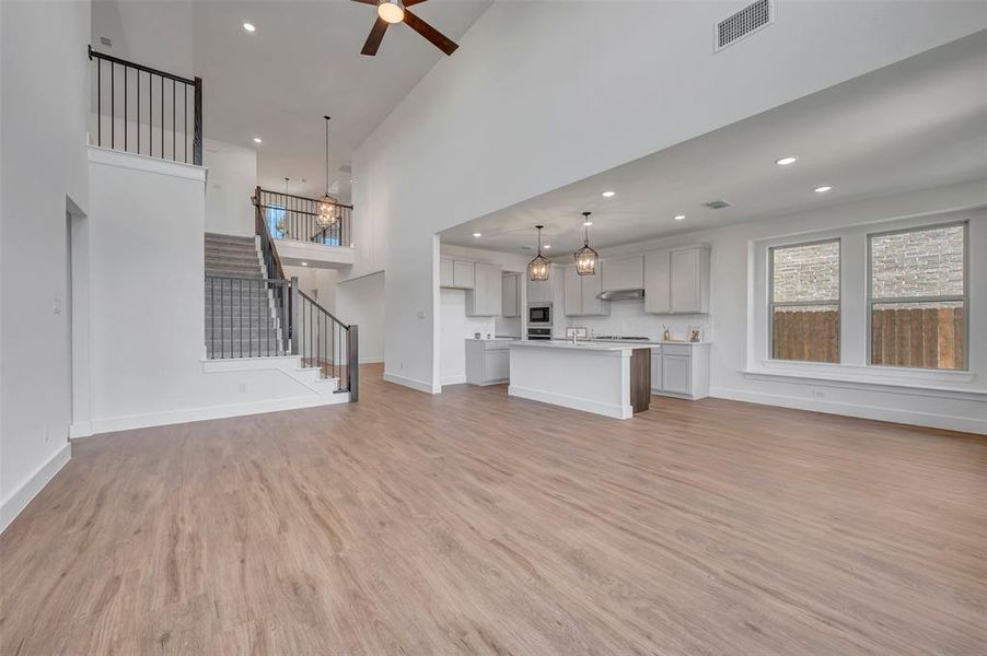 Spacious, unfurnished interior of a new home in Chaparral Park, Oak Point (Image 31).
