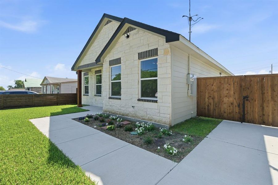Exterior details and patio area of a home in , Dallas (Image 19).