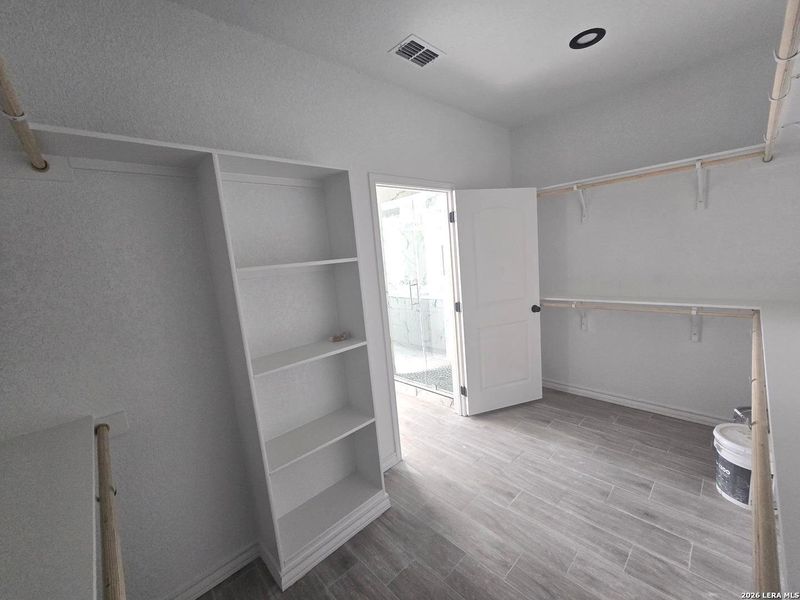 Spacious, unfurnished interior of a new home in , Natalia (Image 9).