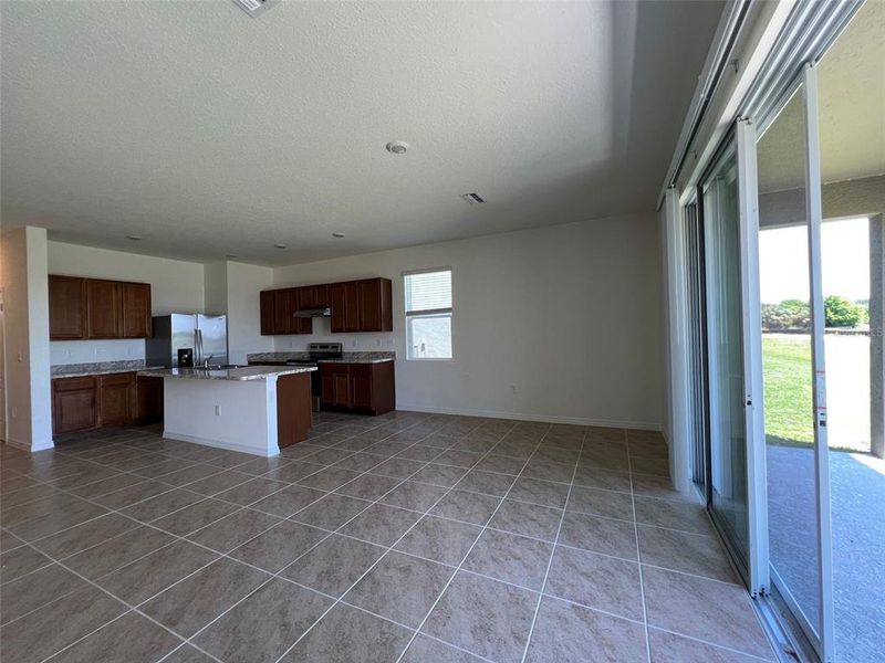 Spacious, unfurnished interior of a new home in , Davenport (Image 8).