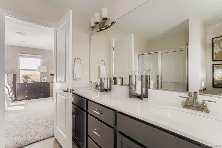 Double vanity w/quartz