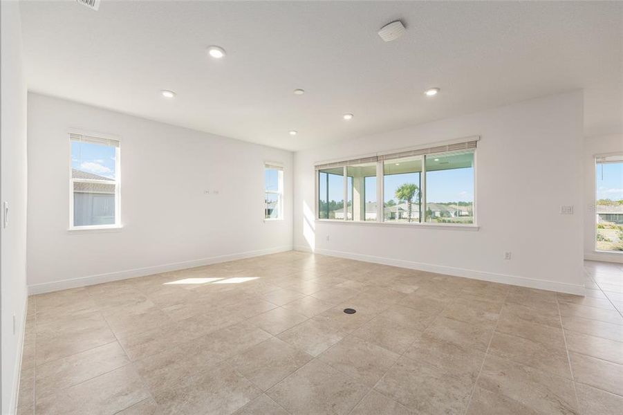 Spacious, unfurnished interior of a new home in , Ocala (Image 14).
