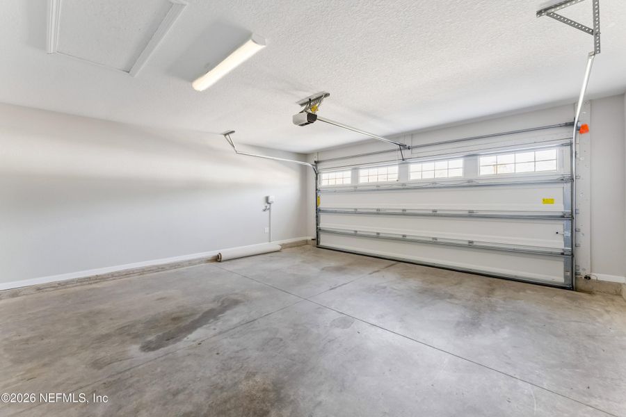 Spacious, unfurnished interior of a new home in , Jacksonville (Image 31).