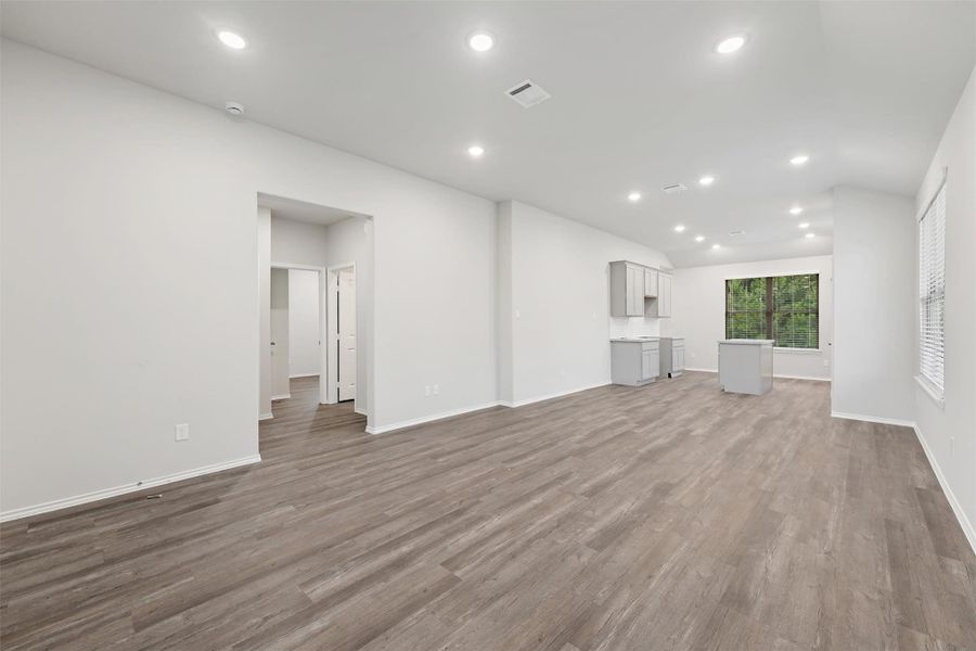 Spacious, unfurnished interior of a new home in , Lufkin (Image 15).