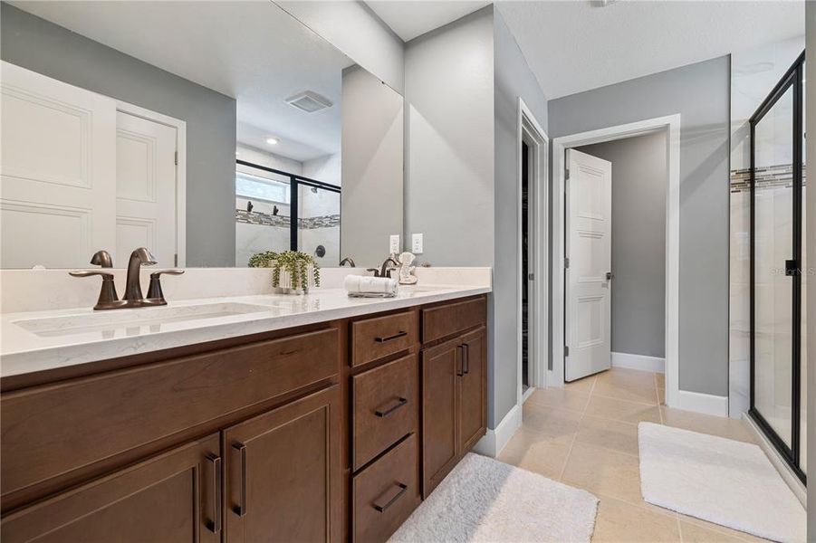 Furnished interior view inside a new home in , Orlando (Image 37).