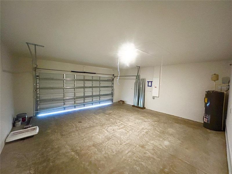 Spacious, unfurnished interior of a new home in Deep Creek, Punta Gorda (Image 8).