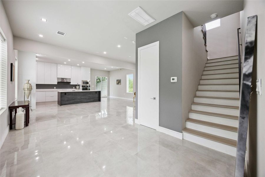 Spacious, unfurnished interior of a new home in , Houston (Image 17).