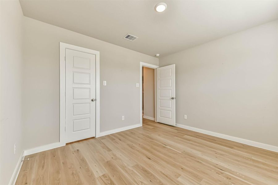 Spacious, unfurnished interior of a new home in Mustang Crossing, Alvin (Image 18).