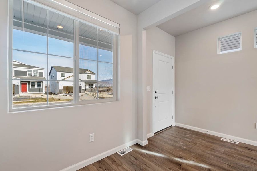 Spacious, unfurnished interior of a new home in Thompson River Ranch, Johnstown (Image 16).