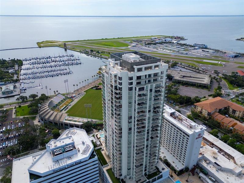 Condo located in St. Petersburg, FL showcasing its design and architecture (Image 26).