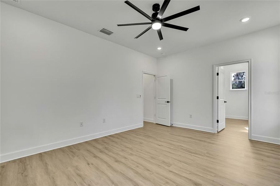 Spacious, unfurnished interior of a new home in , Weeki Wachee (Image 44).