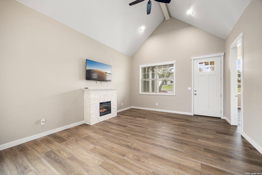 Spacious, unfurnished interior of a new home in , Canyon Lake (Image 28).